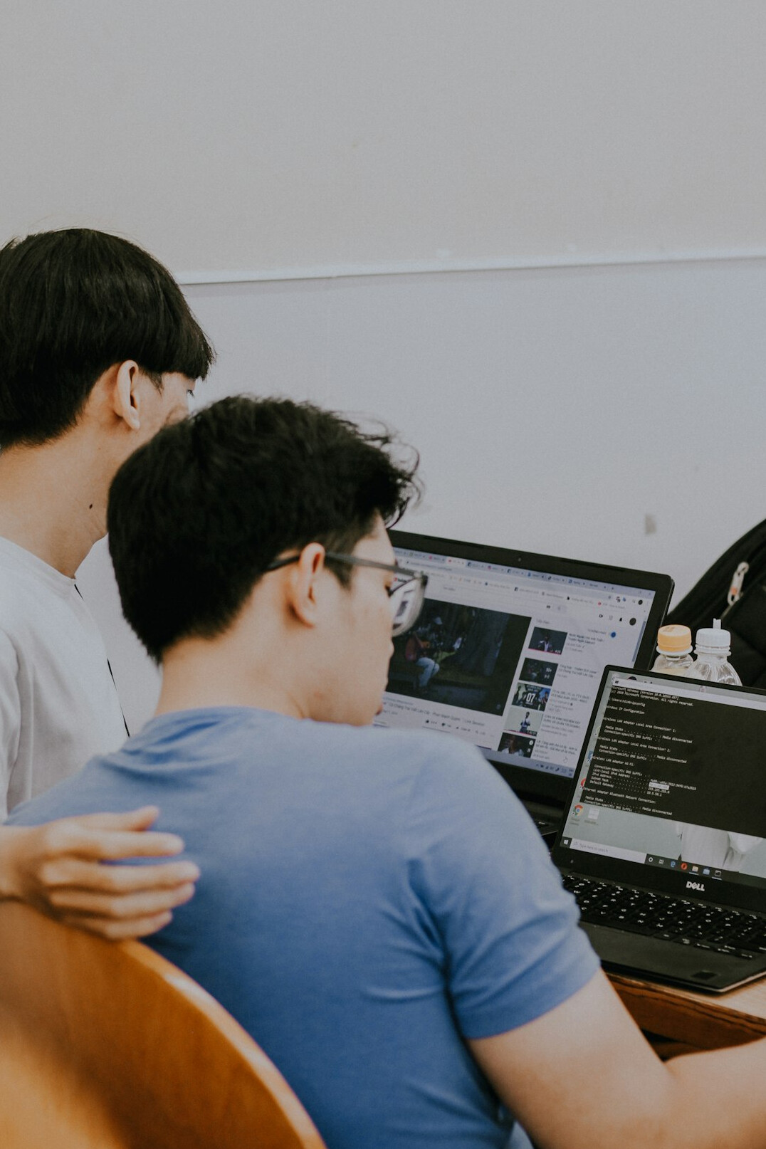 japanese students coding together