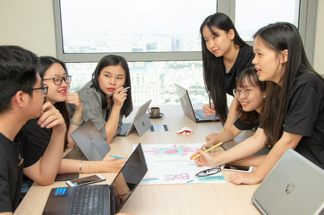 japanese students coding together